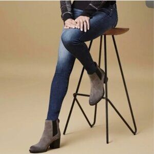 Sam Edelman Hanley gray suede Chelsea boots 6